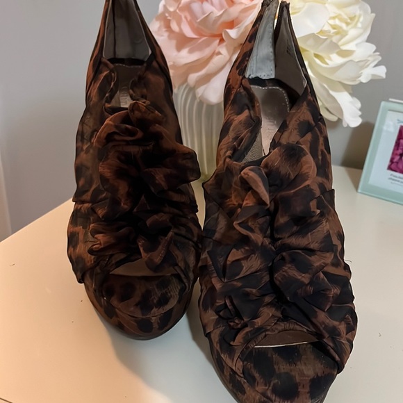 Chinese Laundry 🐆 Leopard Booties - Picture 3 of 5
